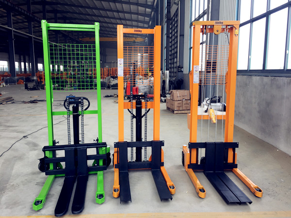 三款手動(dòng)堆高車(chē)對(duì)比，手動(dòng)堆高車(chē)價(jià)格可致電聯(lián)系客服了解--河北東圣吊索具制造有限公司--小型攪拌機(jī)|石材夾具|液壓堆高車(chē)|手動(dòng)叉車(chē)