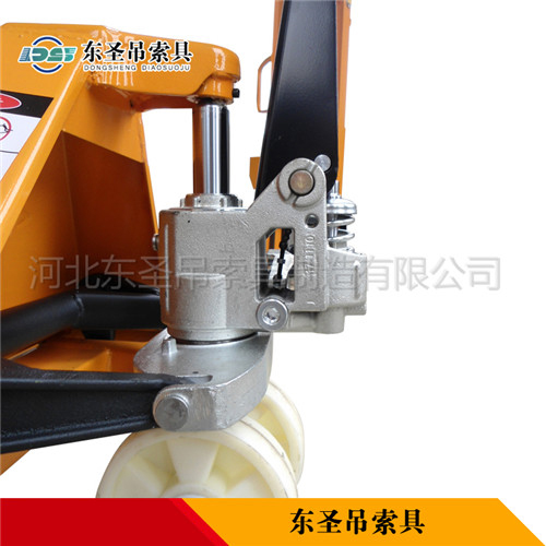 手動(dòng)液壓升高叉車核心部件液壓缸作業(yè)整機(jī)細(xì)節(jié)展示圖--河北東圣吊索具制造有限公司--小型攪拌機(jī)|石材夾具|液壓堆高車|手動(dòng)叉車