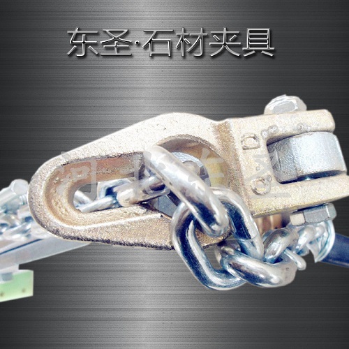 安路沿石用的鉗子固定銷位置實(shí)拍照片--河北東圣吊索具制造有限公司--石材夾具|小型攪拌機(jī)|液壓堆高車|手動(dòng)叉車