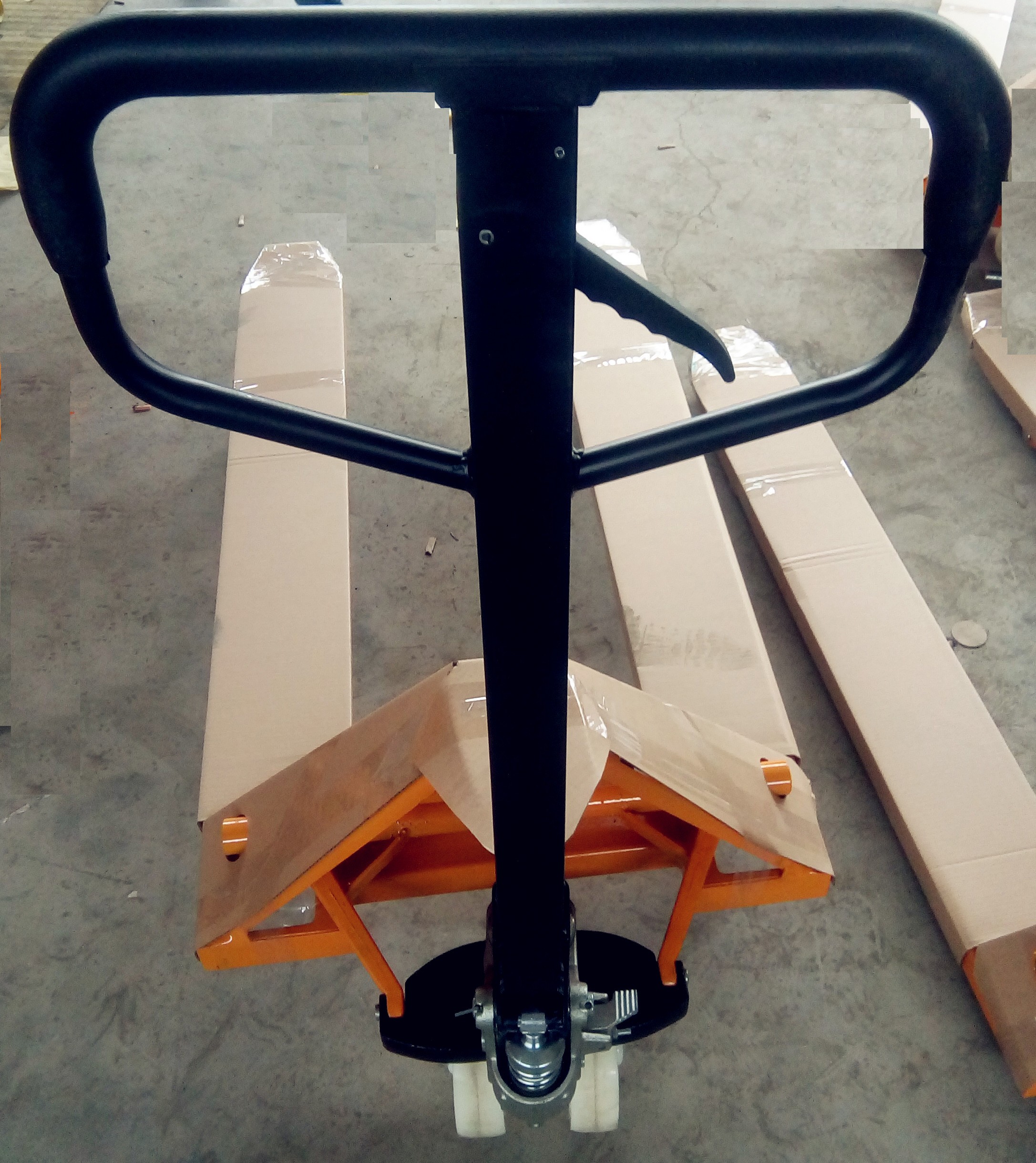 手動(dòng)搬運(yùn)叉車(chē)--河北東圣吊索具制造有限公司--手動(dòng)叉車(chē)|液壓堆高車(chē)|石材夾具|小型攪拌機(jī)