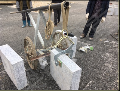 吊裝帶輔助石材吊夾搬運(yùn)路沿石作業(yè)現(xiàn)場--河北東圣吊索具制造有限公司--石材夾具|小型攪拌機(jī)|液壓堆高車|手動叉車